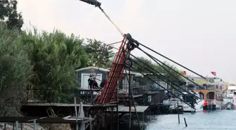 Mahalleli Tur Teknesinin İskeleye Uzun Süre Beklemesine Tepki Gösterdi