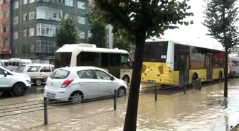 Bahçelievler'de yoğun yağış nedeniyle yolu su bastı araçlar güçlükle ilerledi