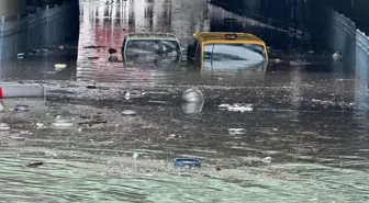 İstanbul'da Sağanak Yağış Trafiği Olumsuz Etkiledi