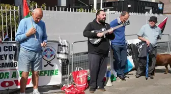 Dublin'de İsrail Büyükelçiliği Önünde Filistin'e Destek Gösterisi