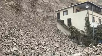 Erzurum'da heyelan çalışmaları sırasında ev ve iş yerlerine kaya parçaları düştü