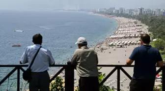 Antalya'da Sıcaktan Bunalanlar Denize Akın Etti