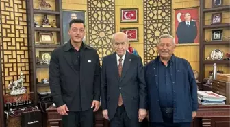 Mesut Özil, MHP Genel Başkanı Devlet Bahçeli'yi ziyaret etti