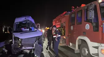 Antalya'da tır ile çarpışan minibüsün sürücüsü yaralandı