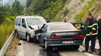 İnebolu'da Otomobil ile Hafif Ticari Araç Çarpıştı: 7 Yaralı