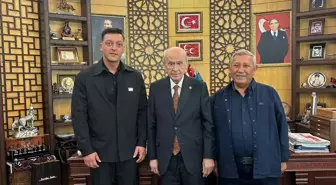 Devlet Bahçeli, Mesut Özil'i makamında kabul etti