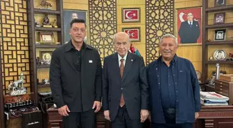 MHP Genel Başkanı Devlet Bahçeli, Mesut Özil ile Görüştü