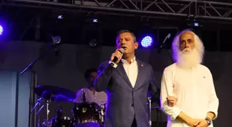 CHP Genel Başkanı Özgür Özel, Suavi Konserini Dinledi