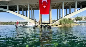 Şanlıurfa'da Dalgıçlar 30 Ağustos Zafer Bayramı'nı Fırat Nehri'nde Kutladı