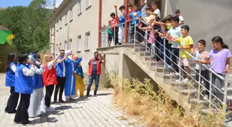 Hakkari'de Gençler Köyleri Geziyor, Çocukları Eğlendiriyor