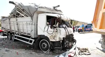 Manisa'da hurda yüklü kamyonet beton kamyonuna çarptı: 1 yaralı