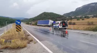 Kastamonu'nun Hanönü ilçesinde tır şarampole devrildi