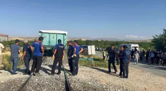 Malatya'da Çapa Motoruna Yük Treni Çarptı: Anne ve 2 Çocuk Hayatını Kaybetti