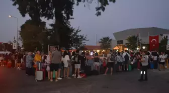 Ayvalık'ta Zafer Bayramı tatiliyle birlikte Midilli'ye geçişlerde yoğunluk yaşanıyor