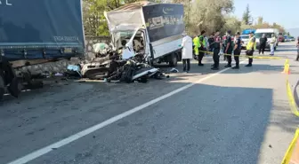 Çorum'da Mobilya Yüklü Kamyonet TIR'a Çarptı: 3 Ölü