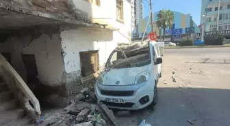 Erdemli'de balkon göçtü, araç ağır hasar aldı