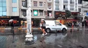 İstanbul'da Sağanak Yağış Turistleri ve Vatandaşları Hazırlıksız Yakaladı
