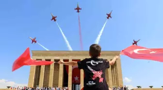 Türk Yıldızları, Anıtkabir semalarında saygı uçuşu gerçekleştirdi