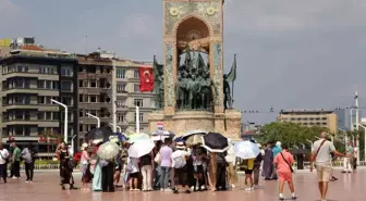 Çinli Turistler Taksim Meydanı'nda Eğlendi