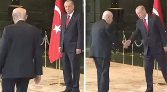 Cumhurbaşkanı Erdoğan'ın Bahçeli'ye gösterdiği nezaket tebrik törenine damga vurdu