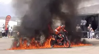 Motofest Drag Yarışlarında Pilotun Alevler İçinden Geçişi Heyecanlandırdı