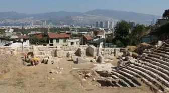 İzmir'deki Smyrna Tiyatrosu'nda kazı çalışmaları sürüyor