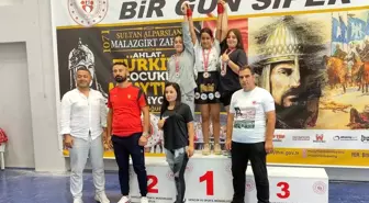 Minikler ve Yıldızlar Türkiye Muaythai Şampiyonası'nda Özlem Yanak birinci oldu