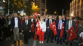 Uşak'ta Zafer Bayramı kutlamaları fener alayı ile yapıldı