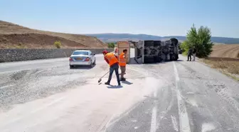 Çorum'un Alaca ilçesinde kamyon devrildi, sürücü yaralandı