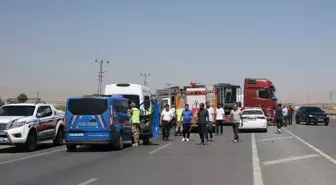 Muş'ta Tıra Çarpan Otomobilde 1 Kişi Hayatını Kaybetti, 5 Kişi Yaralandı