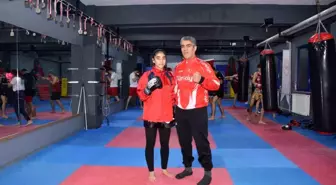 Özlem Melek Korkmaz Kick Boks Gençler Dünya Şampiyonası'nda Altın Madalya Kazandı