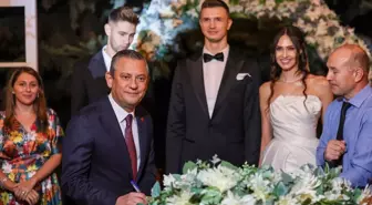 CHP Genel Başkanı Özgür Özel, İrem Yaman ve Mert Matic'in nikah şahitliğini yaptı