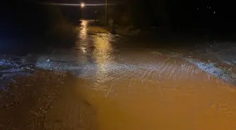 Çorum'un Sungurlu ilçesinde sağanak ve dolu nedeniyle evler su bastı