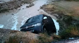 Afyonkarahisar'da minibüs dereye uçtu, 4 kişi yaralandı