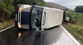 Afyonkarahisar'da minibüs devrildi, 10 kişi yaralandı