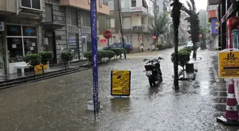 Erdek'te Sağanak Yağış Cadde ve Sokakları Göle Çevirdi