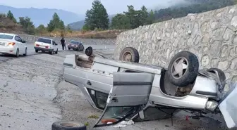 Denizli'de yağış nedeniyle otomobil şarampole devrildi, 2 kişi yaralandı