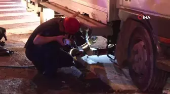 Ataşehir'de kamyonet MOBESE direğine çarptı