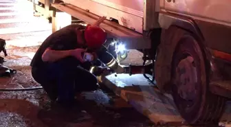 Ataşehir'de Kamyonet MOBESE Direğine Çarptı