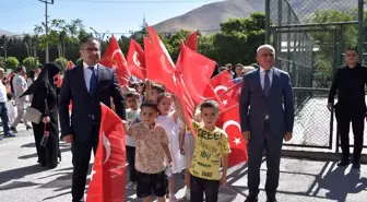 Bitlis'te Yeni Başlayan Öğrenciler Uyum Eğitimi İçin Kortej Yürüyüşü Yaptı