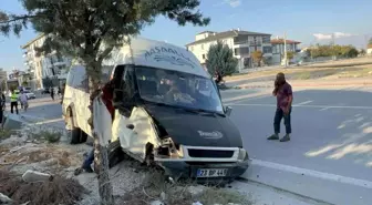 Aksaray'da Minibüs ve Otomobil Çarpıştı: 15 Kişi Yaralandı