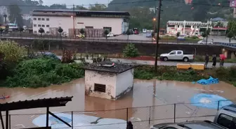 Trabzon'da Şiddetli Sağanak Yağış Cadde ve Sokakları Sulara Gömdü