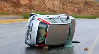 Antalya'da trafik kazası: Araç yan yattı, iki kişi hafif yaralandı