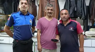 Düzce Belediyesi Temizlik İşleri Müdürlüğü Personeli Kaybolan Cüzdan ve Altınları Sahiplerine Teslim Etti