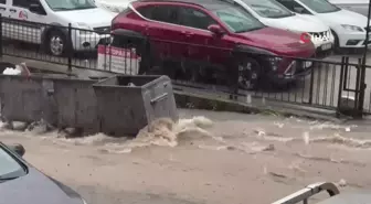 Rize'de sağanak yağış sele dönüştü: Cadde ve sokaklar göle döndü