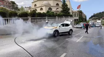 Hatay'da seyir halindeyken motor kısmı alev alan cipte hasar oluştu