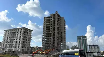 İskenderun'da 15 Katlı Bina Kontrollü Olarak Yıkıldı