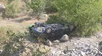 Afyonkarahisar'ın Şuhut ilçesinde otomobil şarampole devrildi, 4 kişi yaralandı