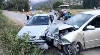 Amasya'da kafa kafaya çarpışan otomobillerde 5 kişi yaralandı