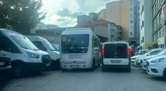 Bilecik'te dar sokaklarda ikinci sıra park yapan araçlar trafiği zora sokuyor